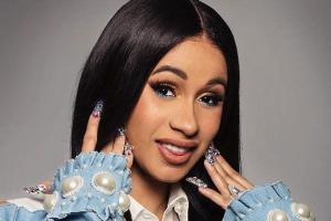 Конфуз на сцене: во время выступления костюм певицы лопнул на пикантном месте