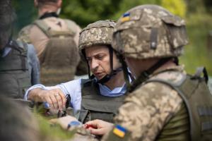 Зеленский поручил главе Генштаба жестко реагировать на любые провокации боевиков