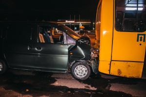 В Киеве автомобиль Hyundai протаранил маршрутку: есть пострадавшие