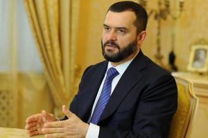 Суд заочно арестовал экс-главу МВД Захарченко, бежавшего в Россию