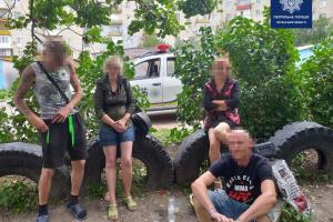Страшно ходить по улицам: В Лисичанске средь бела дня компания ограбила мужчину