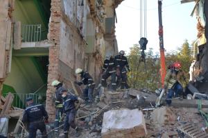 В Дрогобыче под обломками разрушенного дома обнаружены тела 8 человек