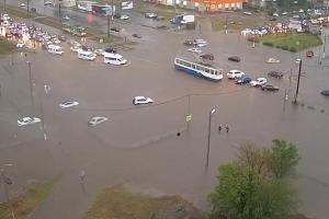 Российский Магнитогорск накрыл мощный ливень: город ушел под воду