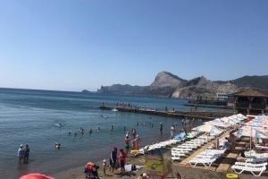 "Траву даже вытоптать некому!": В сети показали "заполненные" пляжи Крыма