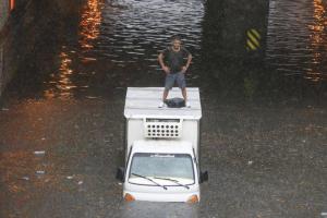 Стамбул ушел под воду после мощного ливня: город парализован