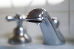 В Лисичанске восстановили водоснабжение ряда объектов водоканала: вода есть не везде