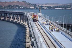 Россия запустила по Крымскому мосту первый поезд