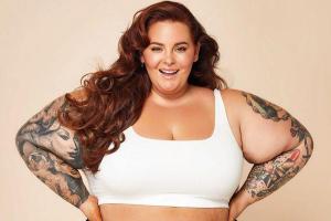 Модель plus-size Тесс Холлидей в облегающем платье стала звездой на Неделе моды в Нью-Йорке