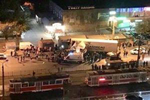 В Киеве фура въехала в остановку: есть пострадавший