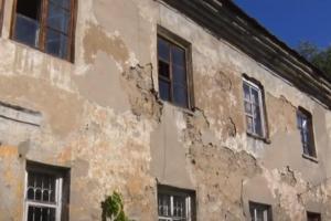 Власти Лисичанска обещают предоставить жилье жителям разрушающегося аварийного дома