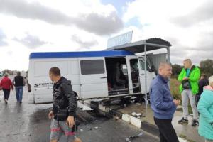ДТП на Львовщине: один микроавтобус въехал в остановку, второй улетел в кювет
