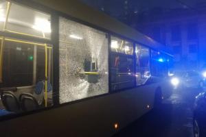 В центре Киева забросали камнями автобусы с футбольными фанатами