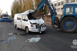 "Жесткая стыковка": В Рубежном Ford Transit влетел в трактор