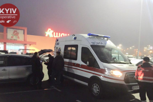 В Киеве на парковке торгового центра женщина на глазах у мужа выпила яд
