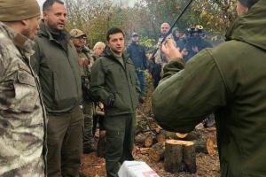 Зеленский в зоне разведения сил на Донбассе встретился с добровольцами