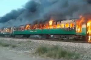 В Пакистане жертвами пожара в пассажирском поезде стали более 60 человек
