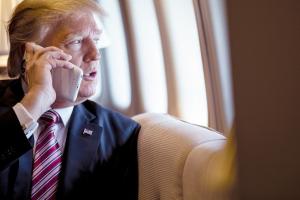 Во время тайной поездки в Афганистан у Трампа отобрали смартфон