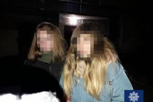 "Молодые да ранние": В Северодонецке патрульные задержали 13-летних девочек с марихуаной