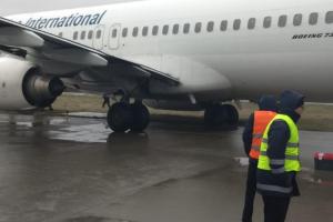 В аэропорту "Львов" самолет выкатился за пределы взлетно-посадочной полосы