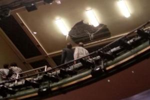 В Лондоне в театре во время спектакля на зрителей обвалился потолок