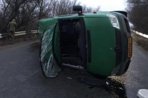 Под Горловкой перевернулась маршрутка с людьми: есть пострадавшие