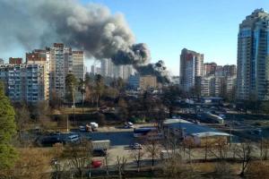 В Киеве вспыхнул масштабный пожар: кадры с места событий