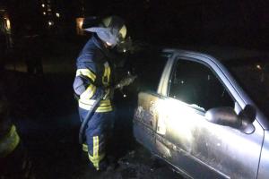 В Северодонецке на заднем сиденье горящего авто спасатели обнаружили мужчину