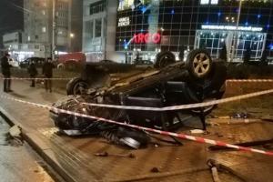 В Киеве автомобиль слетел с моста: пострадала женщина-водитель
