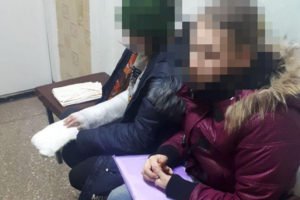 Сломанная рука и похищенный телефон: В Лисичанске мужчина напал на девочку