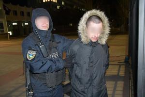 Опасный пассажир: В Северодонецке находчивый таксист привез вооруженного неадеквата прямо к главку полиции