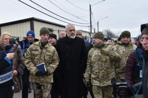 Председатель ОБСЕ побывал с рабочим визитом на Донбассе и проверил работу КПВВ "Станица Луганская"