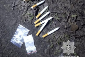 "Девушки бывают разные": В Лисичанске на глазах у патрульных девушка пыталась избавиться от наркотиков