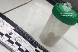 В Рубежном попавшийся "на горячем" водитель-наркоман пытался откупиться от патрульных
