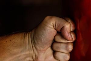 В Северодонецке полиция задержала буйного неадеквата, который избивал свою мать