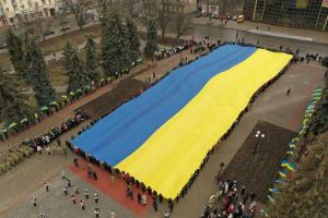 В День Соборности на Донбассе развернули 60-метровый флаг Украины