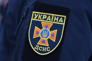 В Лисичанске спасатели вынесли из горящей квартиры мужчину