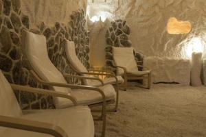 Своя соляная "пещера": В Лисичанске для посетителей открыли соляную комнату