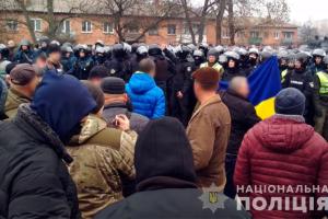 В Новых Санжарах продолжаются акции протеста: эвакуированным из Уханя проводят медобследование в Харькове