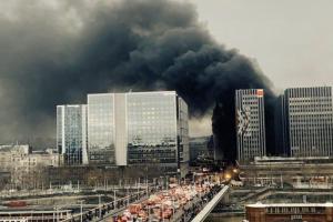 В центре Парижа произошли массовые беспорядки и масштабный пожар