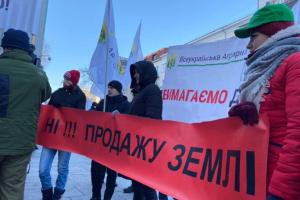 В центре Киева на митинг собрались противники и сторонники закона о рынке земли