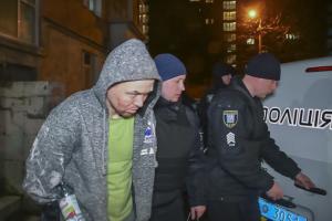 В Киеве спецназ задержал буйного мужчину, который ломился в квартиры и угрожал взорвать дом