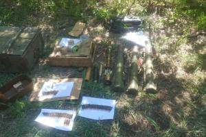 На Донбассе возле железной дороги обнаружили припрятанные боеприпасы