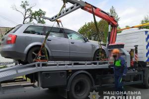 В Днепре водитель на угнанном авто с приятелями напал на сотрудников полиции