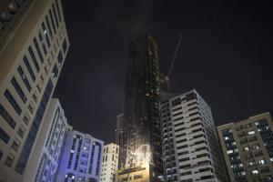 Масштабный пожар в ОАЭ: в пылающем небоскребе пострадали 12 человек