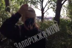 В Запорожье пьяная компания надругалась над флагом Украины: активисты наказали вандалов