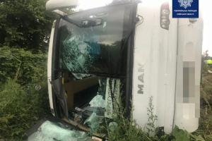 Смертельна ДТП: на трасі під Києвом автобус з людьми зіткнувся з фурою