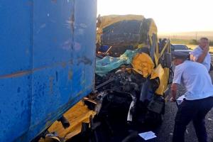 В Крыму микроавтобус с людьми влетел в "КамАЗ": много жертв