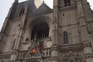 Пожежа в середньовічному соборі: У Франції у справі про підпал затримано чоловіка