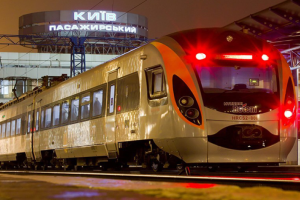 Укрзалізниця відновила продаж 100% квитків на поїзди, що курсують до Києва та зворотно 