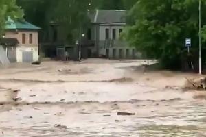 У Росії через прорив дамби під Москвою оголосили режим НС: вода змила будинки та зруйнувала дороги